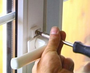 Repair of plastic doors with their hands: the school of skilled craftsmen to install and repair windows