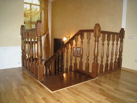 Pięknie ozdobić drewniane schody tralki mogą być specjalne