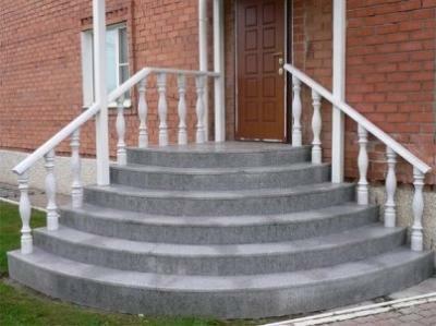 Betónové schodisko je ideálny pre vstupné zariadenie v súkromnom dome, pretože jeho pevnosť a trvanlivosť