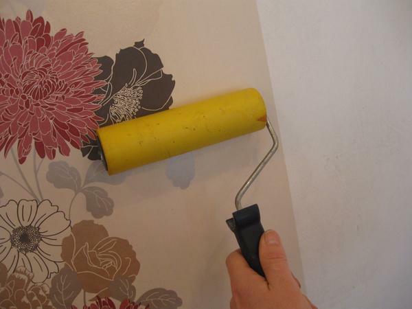 Ketika wallpapering penting untuk memperhitungkan pandangan mereka, menggunakan perekat kualitas, ikuti petunjuk sederhana