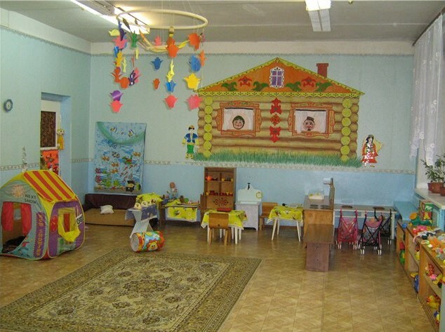 Gruppo di progettazione alla scuola materna: le pareti dei locali del progetto, tenendo conto delle attività dei bambini