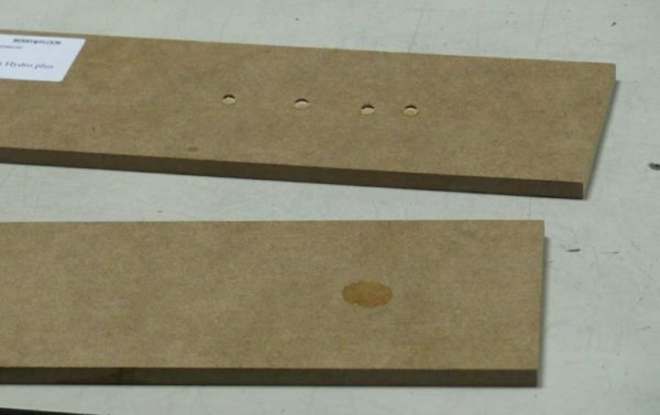 Sammenlign plader imprægneret (top) og uden (nederst). I det første tilfælde har basen ikke blive våd, da fugt forbliver på overfladen