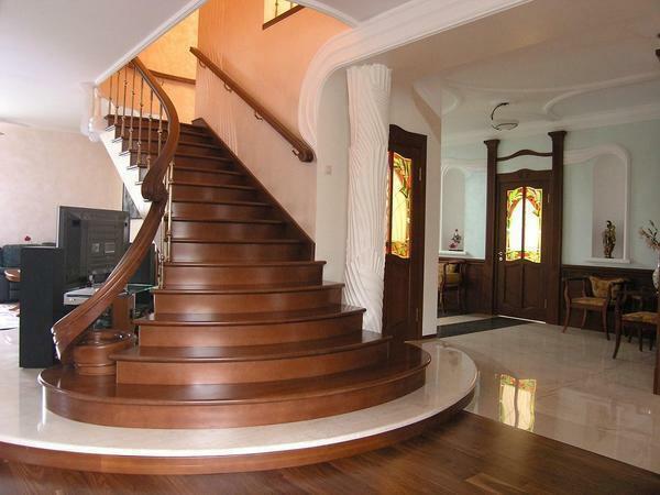 Les escaliers en bois semblent bonnes dans un cadre classique