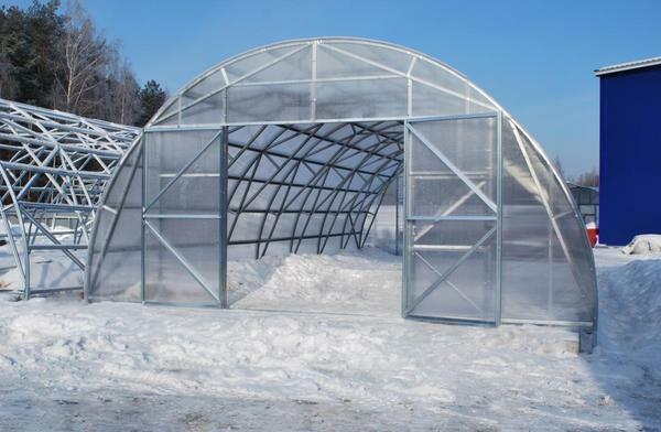 Zesílený rám pro skleníky v zimě je nutné chránit před sněhem, silným větrem a mrazem