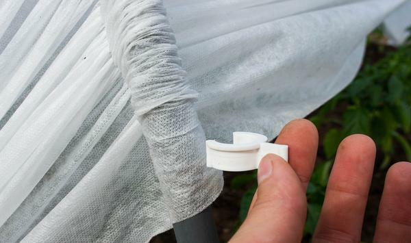 Hur man limma film för växthus: Växthusbågar monterade på, täcker rätt fäste drar bäst