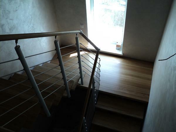 Demi-escalier rythme: de palier du deuxième étage, les tailles de photo, à partir de feuilles métalliques, de dessin et de calcul, par l'intermédiaire de 180, en forme de U avec un intermédiaire dans le secteur privé