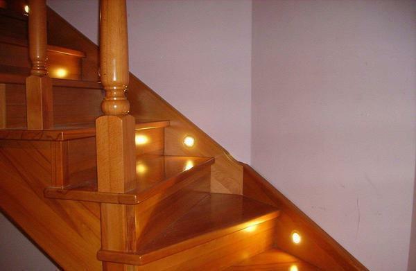 escaliers d'éclairage dans une maison privée photo: contrôle et types, détecteur de mouvement automatique intégré dans le chalet