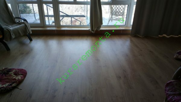 Floor living room-office in the attic of my house. - laminated board.