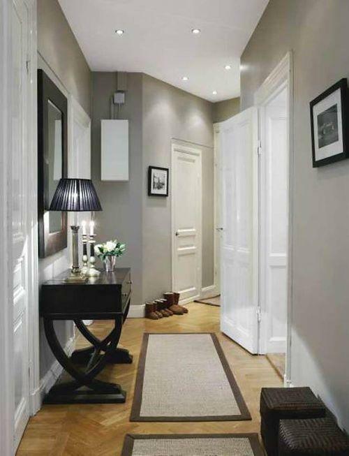 Narrow hallway can be arranged quite comfortably and comfortably