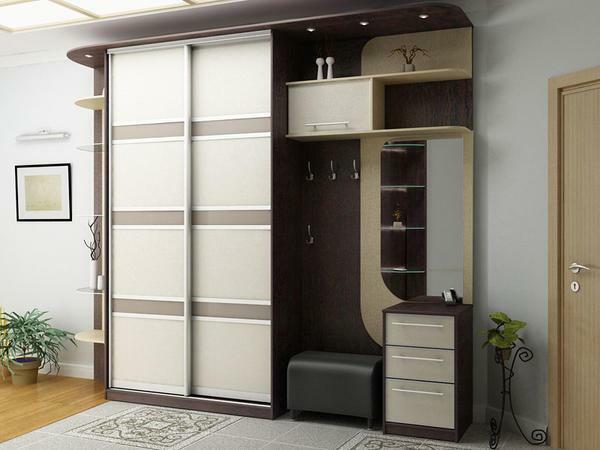 An indispensable element of the modern hallway is a practical closet with several bedside tables