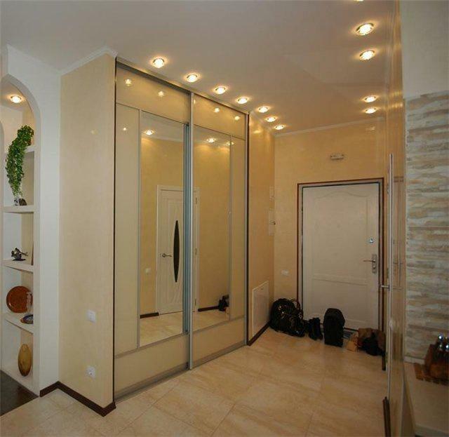 In modern apartments built-in wardrobes in the hallway every day gaining more popularity