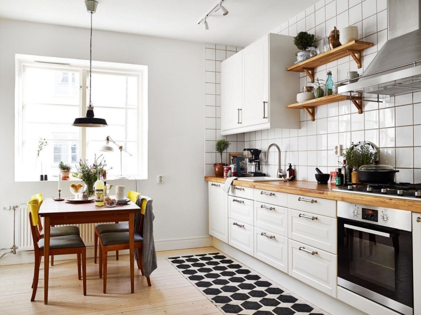 Het werken in de keuken kan worden afgewerkt in een stabiele en duurzame keramische tegels 