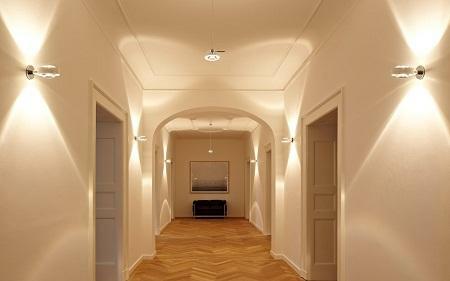 Oświetlenie w korytarzu nie powinien być zbyt jasny, więc nie męczy oczu