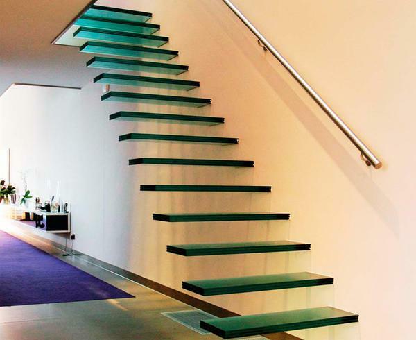 escaliers en verre: fibre de verre avec métal et un escalier en bois, photo, au deuxième étage, la production de la LFA