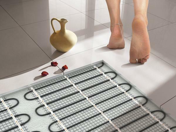 Bland fördelarna med ett varmt golv under kakel är det värt att notera en lång livslängd och effektivitet