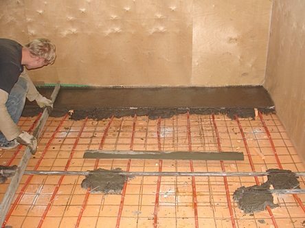 Reinforced screed on extruded polystyrene.
