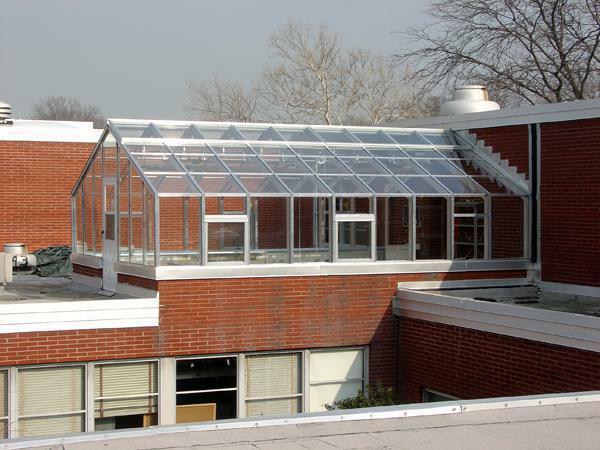 Växthuset på taket är ett utmärkt alternativ för dem som inte har tillräckligt med utrymme för att bygga på platsen