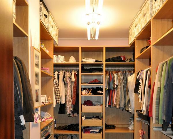 Lighting devices in a small dressing room should be placed in the center of the ceiling
