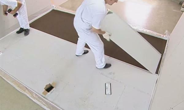 Tepi papan gipsum selama instalasi pastikan untuk melumasi lem untuk lebih diikat satu sama lain