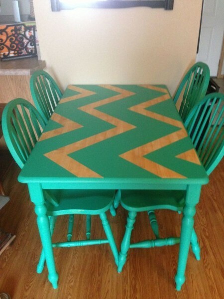 Houten tafel in deze foto is versierd met zigzag