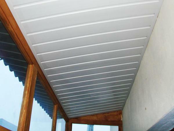 PVC-takpaneler för balkong ljus, tunn och billig, så de är nu på modet