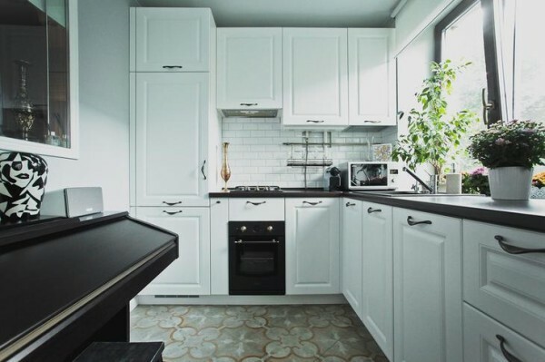 Tapety pro malé kuchyně v Chruščova by měla být co nejvíce neutrální, zvažte texturou povlak pro malbu