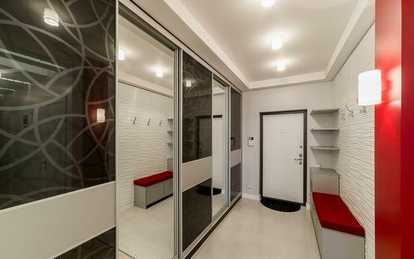 Perlengkapan untuk lorong atau koridor harus dipilih dalam gaya yang sama sebagai ruang interior