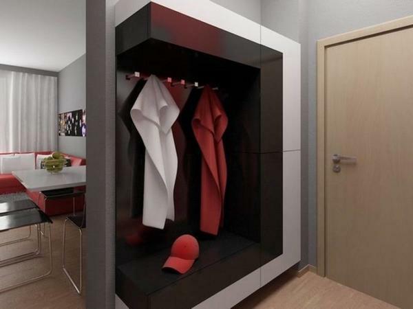 W korytarzu jest konieczne umieszczenie przynajmniej wieszak na ubrania, szafka na buty i lustro