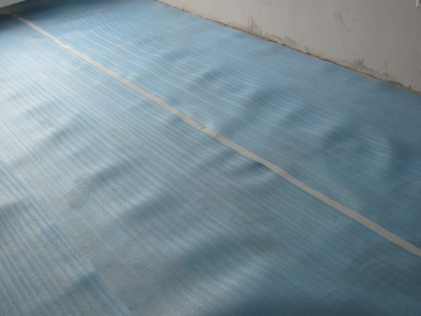 The substrate of polyethylene is not breathable and moisture, so it can be installed only on the dry surface