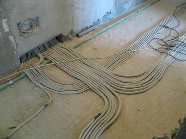 Den största nackdelen med att lägga elektriska ledningar på golvet - det är komplexiteten i reparationsarbete som en följd av skador i