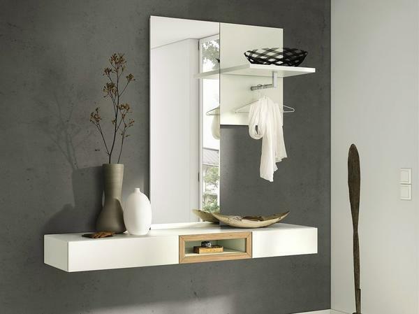 Miroir avec étagère dans la salle: une photo d'une étagère, un mur avec ses mains commode, des étagères sont étroites
