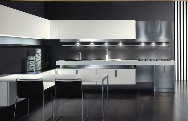 A konyha alakult high-tech, funkcionális bútorok elhelyezett szigorú geometriai alakok, amely elemek üvegből és fém