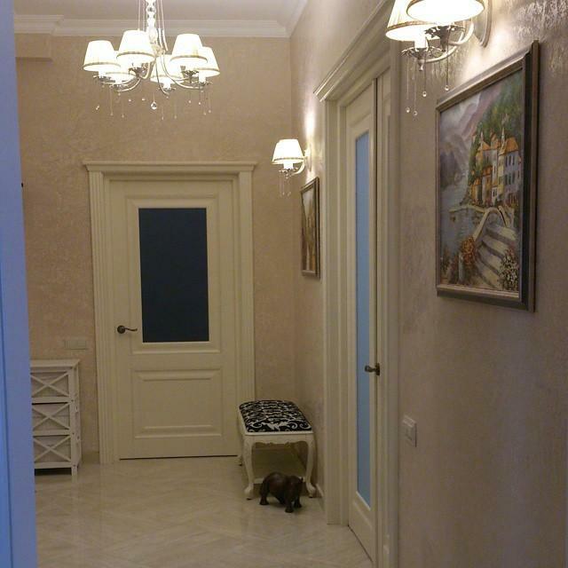 lampu dinding posisi yang benar di koridor atau di lorong pintu masuk memungkinkan visual memperbesar ruangan