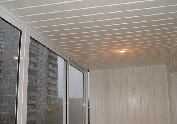 Plastpaneler är det bästa materialet för efterbehandling taket på en balkong