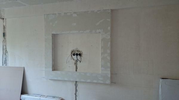 Prima di installare nicchia del muro a secco, si dovrebbe provare a inserire il cablaggio e illuminazione
