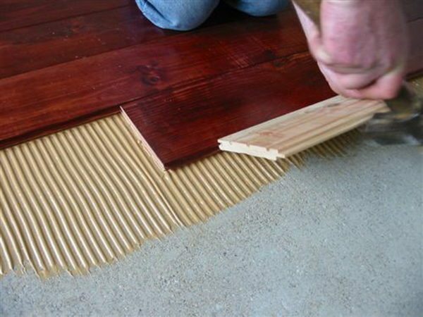 Directly to the screed small strips can be glued two-component composition.