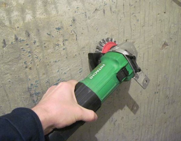 Cleaning the surface of the wall sander