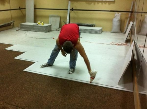 Installation of the flooring to dry the screed.