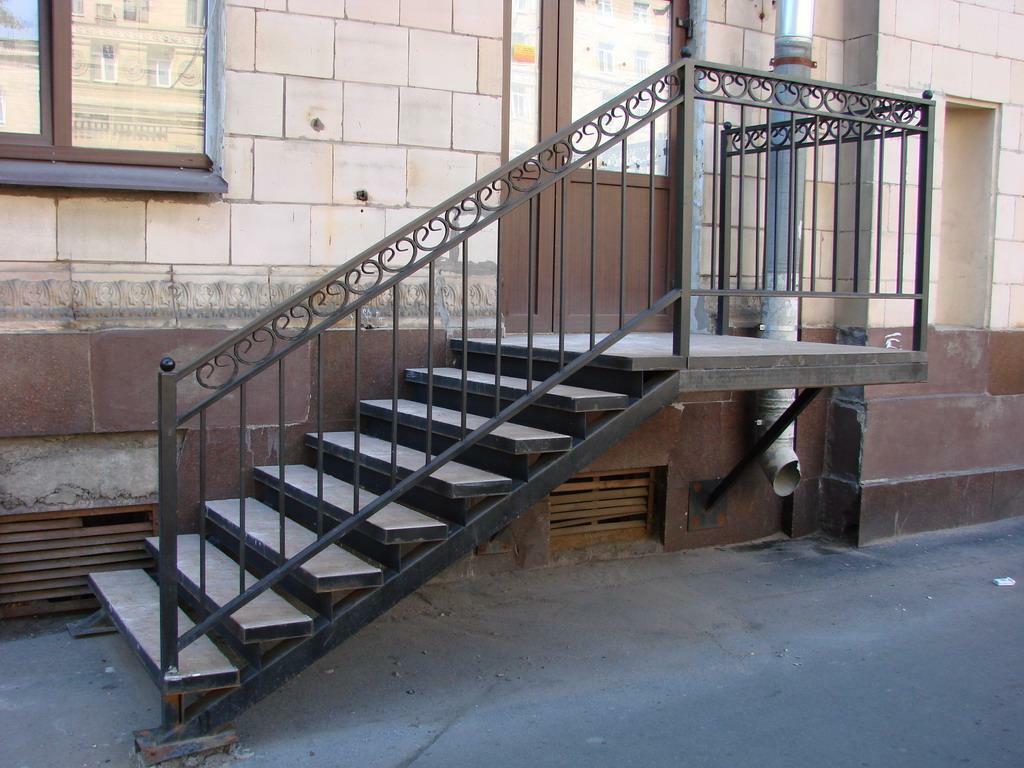 Garde-corps en métal pour la photo des escaliers: métal avec leurs propres mains, le chrome et le fer, l'aluminium