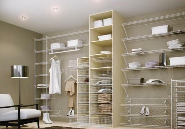 Półki na ubrania: systemu metalowego przy przechowywaniu w sali podnieśli ręce, Ikea i Leroy Merlin, szafy modułowe