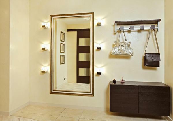 Kinkiety dla oświetlenia lustra pomóc stworzyć dodatkowe pokrycie w wybranych obszarach korytarzu lub korytarza