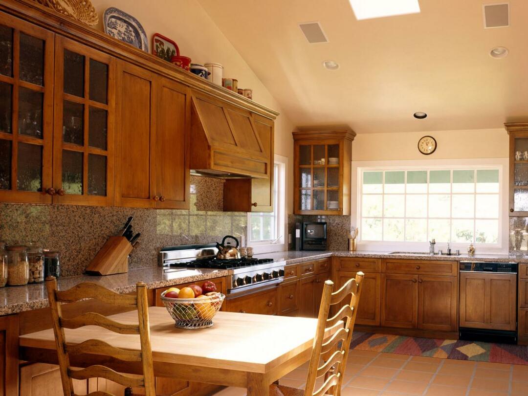 Virtuves interjers koka mājā: savvaļas akmens klīrenss krievu stilā no koka