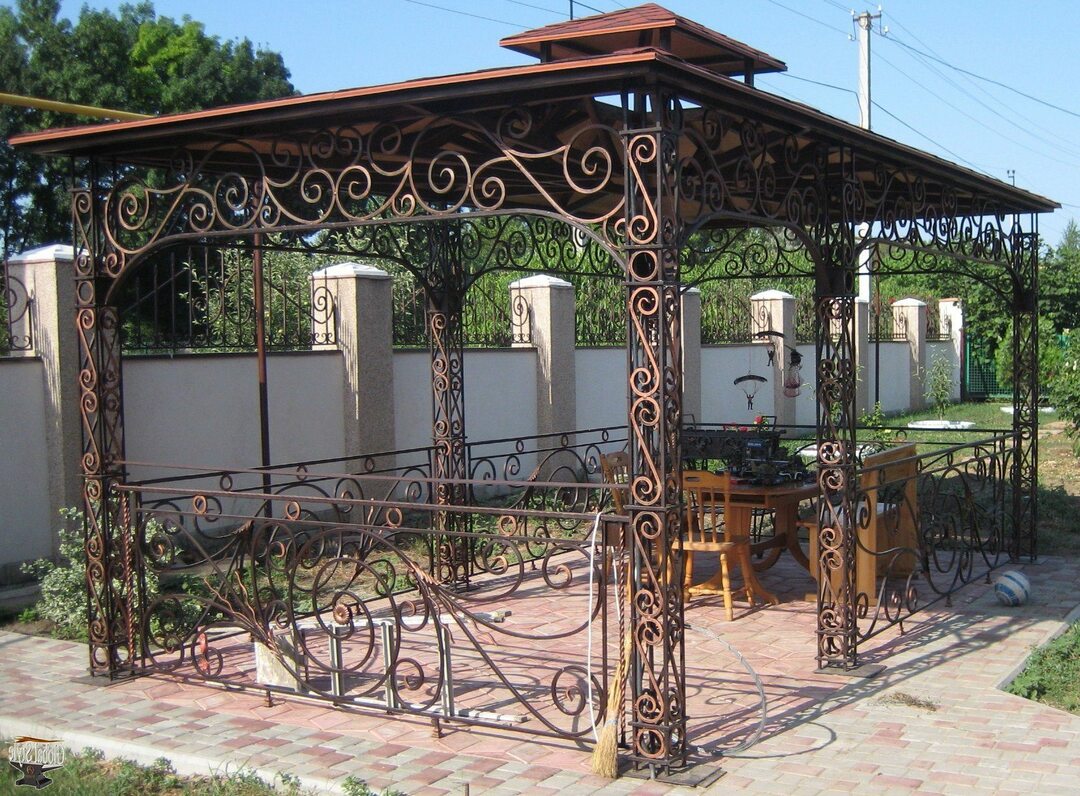 Gazebo with barbecue, barbecue and oven: the construction of brick and other types of video and photo
