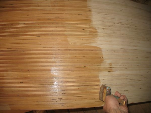 Drying oils give the wood surface hydrophobic properties and prevent rotting.