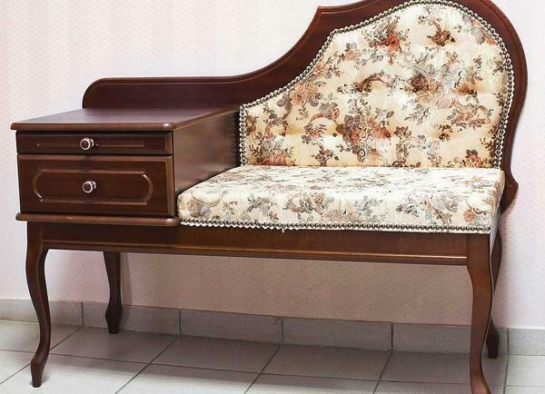 Sollevare il banquette pratico e bello con un sedile per la sala può essere in negozi di mobili specializzati