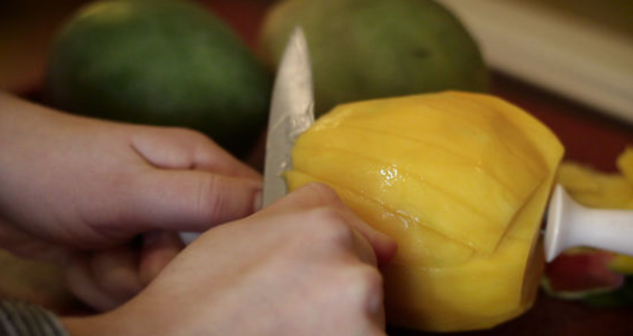 Wie man Mango schneidet, um sie von einem Stein zu schälen und wie man sie nach dem Schälen richtig schneidet
