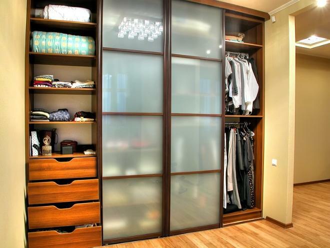 A beautiful and practical closet is an indispensable furniture in the hallway
