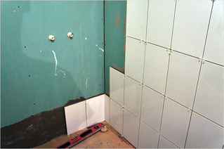 Tiles glued with special formulations that the seams were the same size, do not forget to use special spacer crosses
