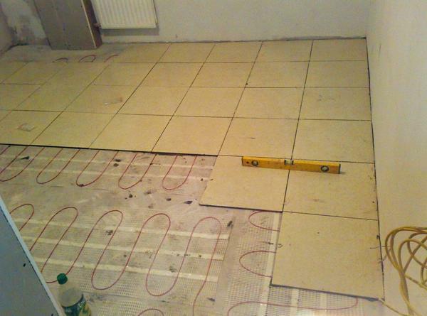 Soe põrand sätestatud alusel plaatide, on võimalik parandada astme mugavuse toas