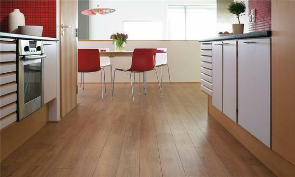 Podlahová krytina v kuchyni by měl být odolný, přírodní nebo umělé materiály, odolné proti opotřebení, odolávají maximální zatížení
